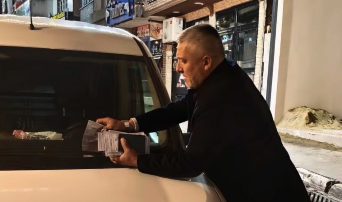 Kandıra’da araçlarının yanına giden vatandaşlar, sileceklerine iliştirilmiş "trafik cezası" makbuzlarını