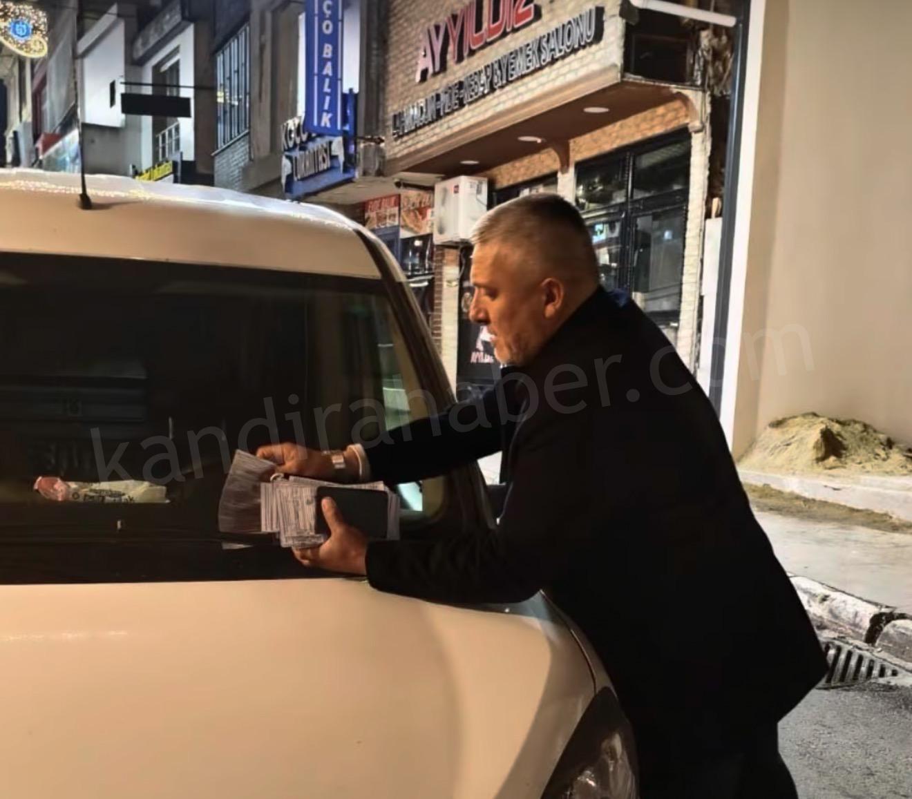 Kandıra’da araçlarının yanına giden vatandaşlar, sileceklerine iliştirilmiş "trafik cezası" makbuzlarını