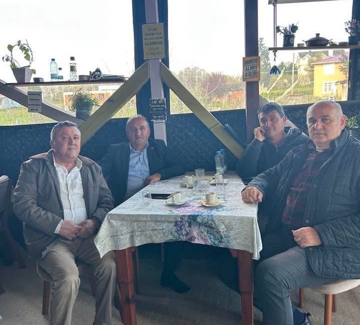 Bir Fincan Kahve Buzları Eritti: Akçabeyli Muhtarı Savaş Kesikbaş ile Yüksel Horos Bir Arada Kandıra’nın Akçabeyli Mahallesi Muhtarı Savaş Kesikbaş’ın 15 Kasım 2025’te Kandıra