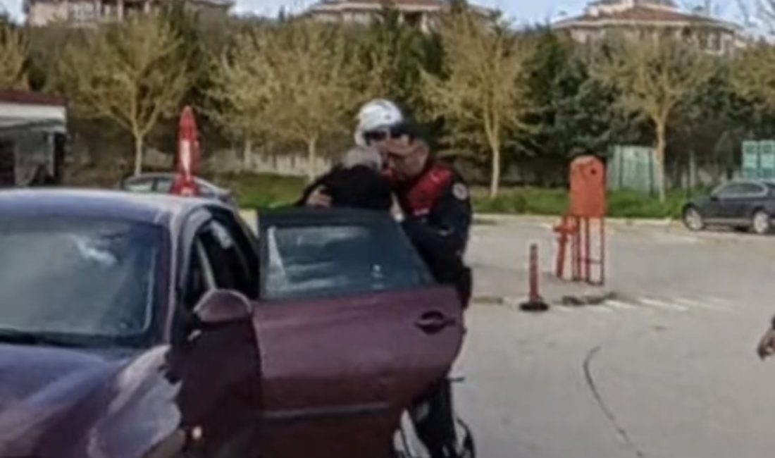 Kandıra Çarşı Mahallesi’nde devriye faaliyeti yürüten Motosikletli Jandarma Asayiş Timi,