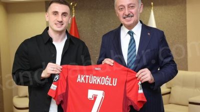 Kocaeli’nin Gururu Kerem Aktürkoğlu’ndan Başkan Büyükakın’a Anlamlı Hediye Kocaeli Büyükşehir Belediye Başkanı Tahir Büyükakın, Türkiye A Milli Futbol