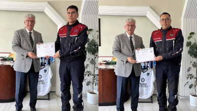 Kandıra’nın Kahraman Jandarmalarına Kaymakam Yaran’dan Başarı Belgesi Kandıra’da devriye gezerken araç içerisinde kalp krizi geçiren 64 yaşındaki