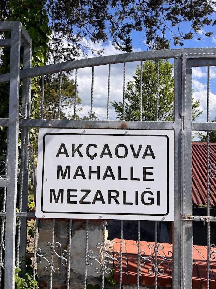 Akçaova’da bayram öncesi mezarlık temizliği