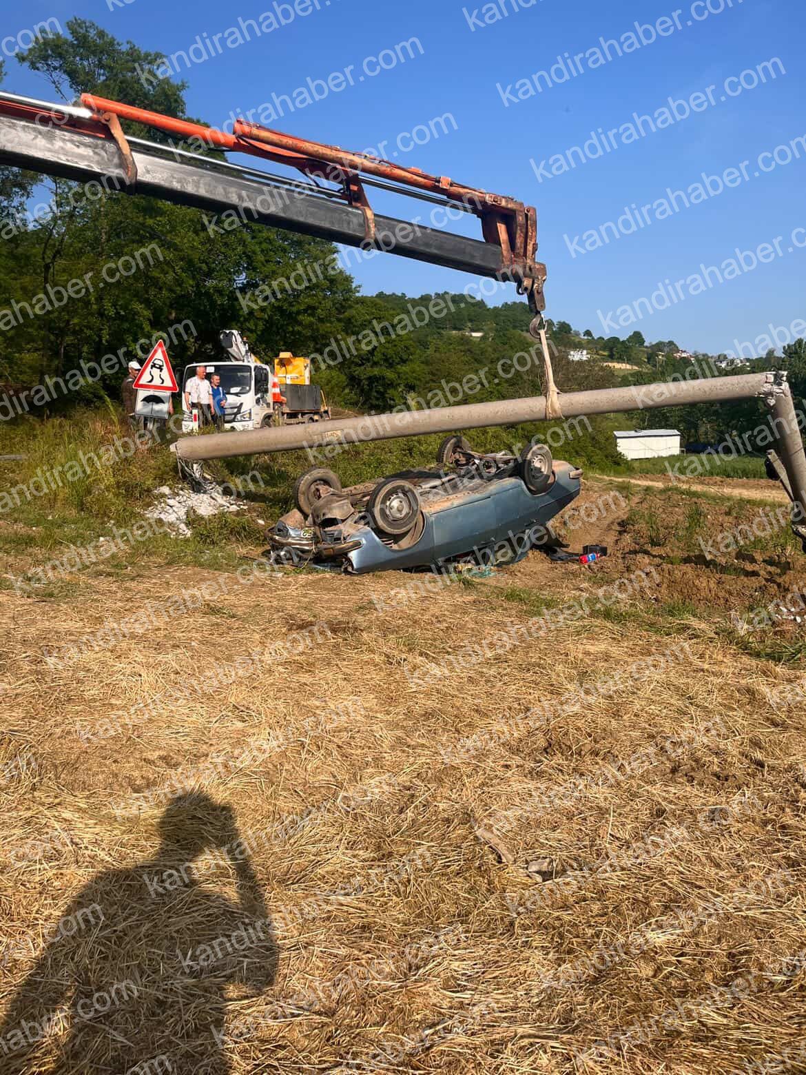 Kandıra Bozburun'da Trafik Kazası: Otomobil Direğe Çarpıp Takla Attı