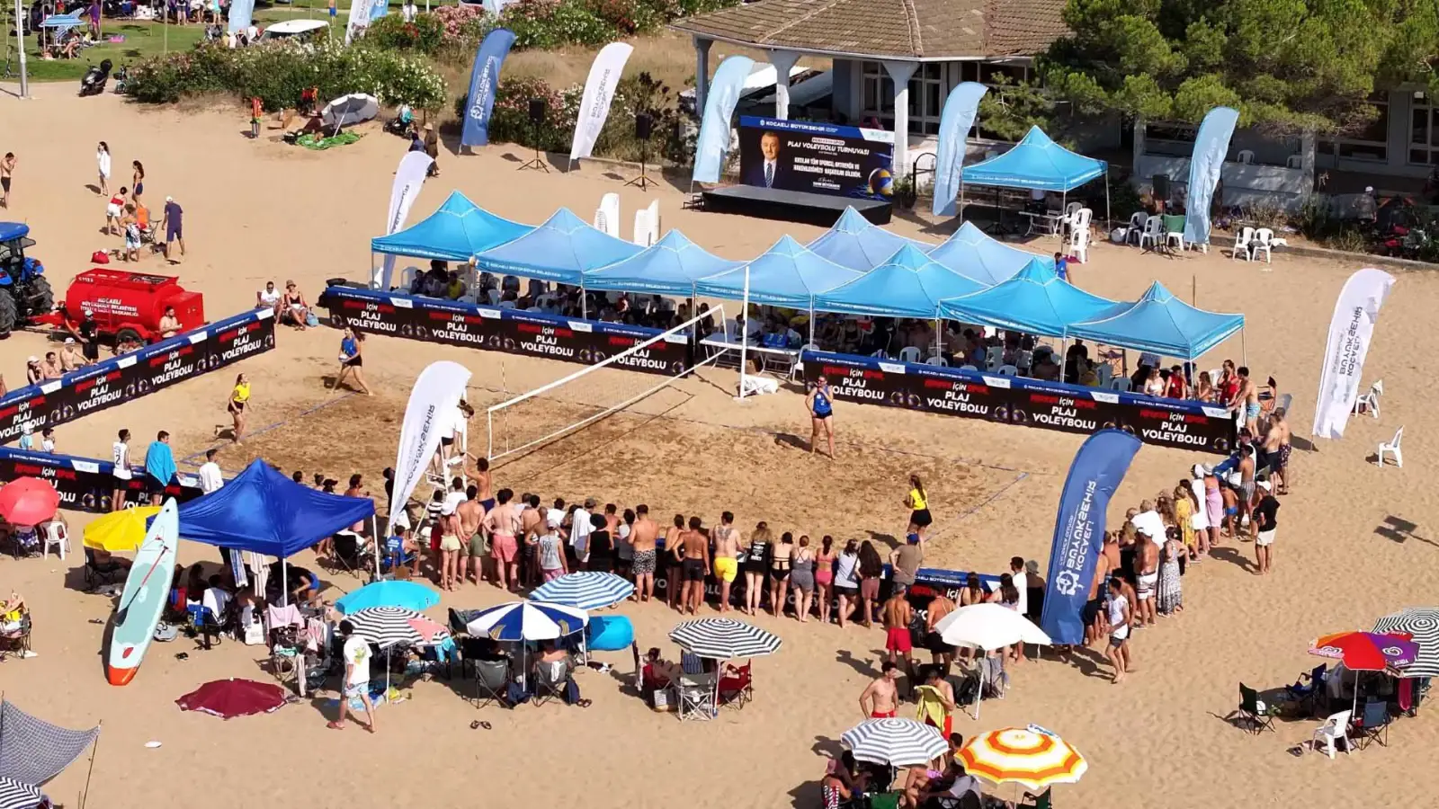 Kandıra Kumcağız Sahili'nde düzenlenen plaj voleybolu turnuvası