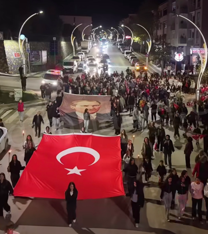 Kandıra’da Cumhuriyet Coşkusu Fener Alayıyla Sokaklara Taştı detay fotoğrafı