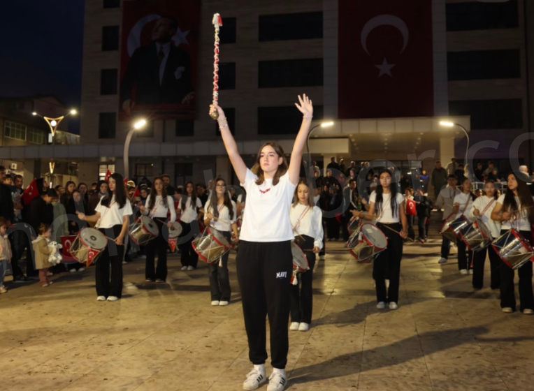 Kandıra’da Cumhuriyet Coşkusu Fener Alayıyla Sokaklara Taştı detay fotoğrafı