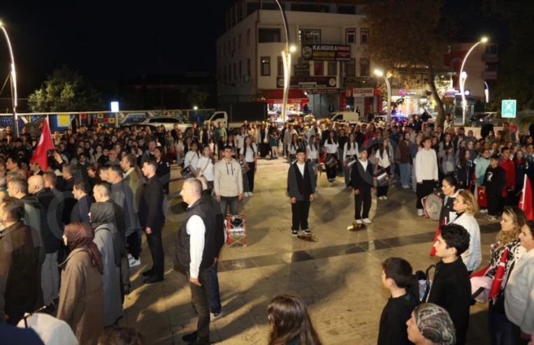 Kandıra’da Cumhuriyet Coşkusu Fener Alayıyla Sokaklara Taştı detay fotoğrafı