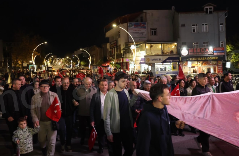 Kandıra’da Cumhuriyet Coşkusu Fener Alayıyla Sokaklara Taştı